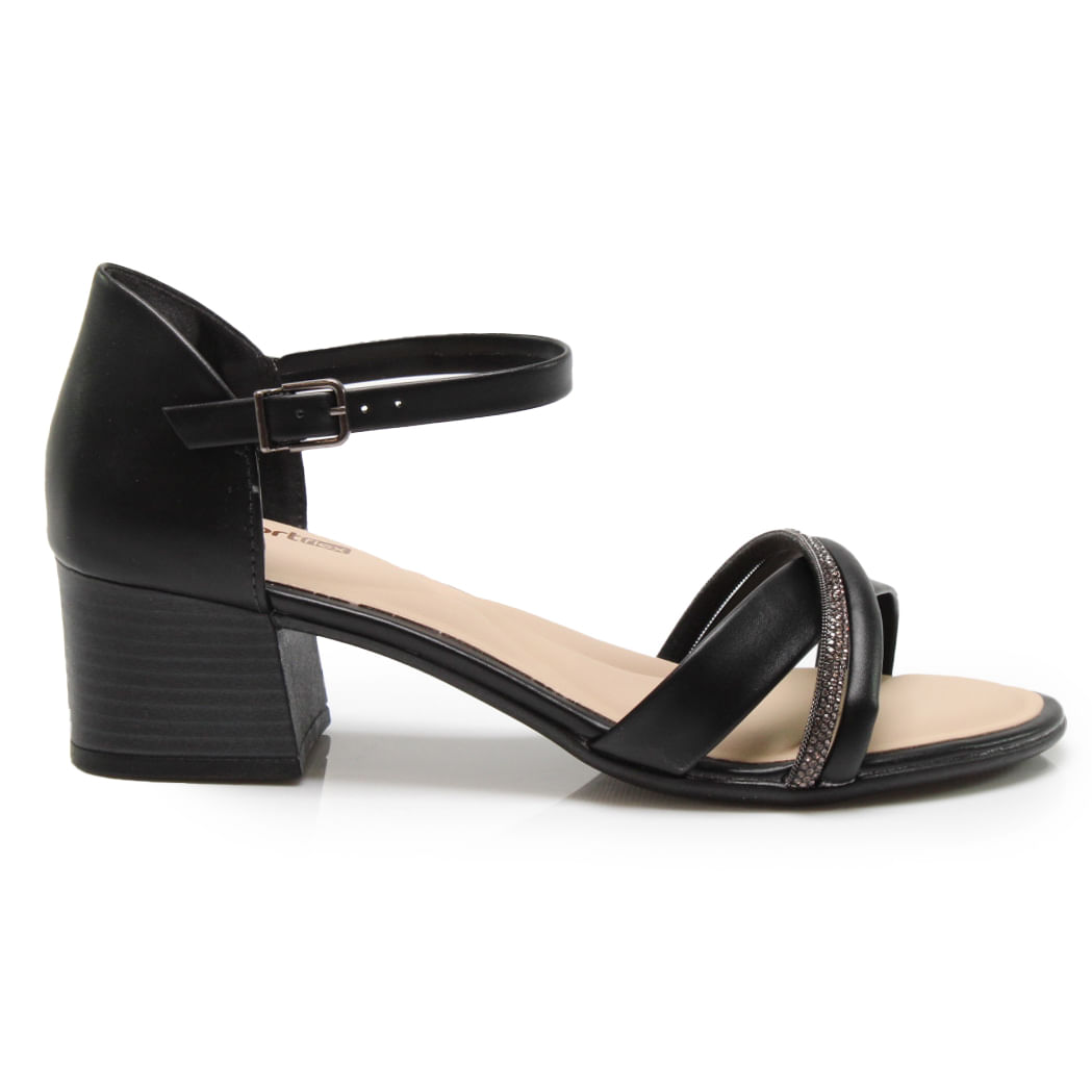Sandália feminina Comfortflex preta com salto bloco grosso de 5 cm e tiras cruzadas com detalhes brilhantes.